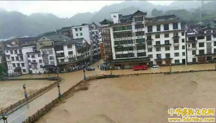 贵州黔东南突降暴雨引发洪水 雷山县城被淹水